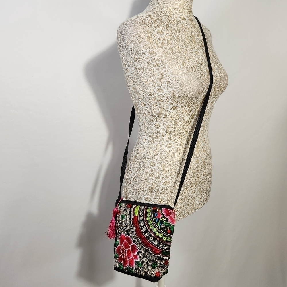Women's Detail Floral Embroidered Black Small Crossbody Shoulder Bag Lightweight - Picture 3 of 16